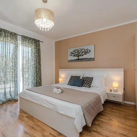 Holiday home Family Friendly House With A Swimming Pool Privlaka, Zadar - 21280